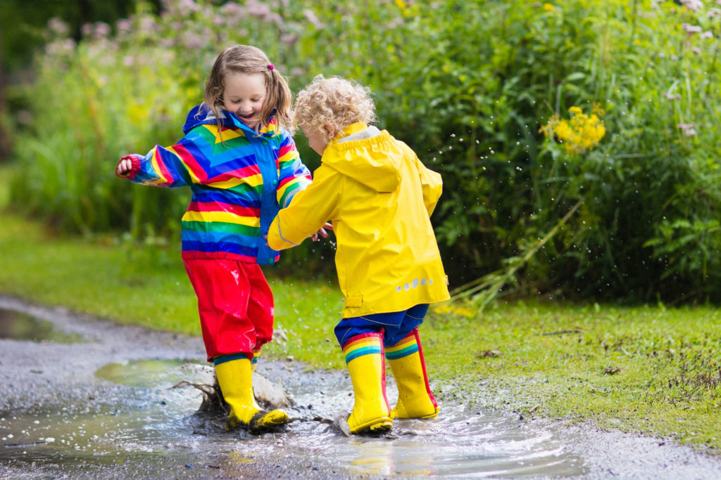 10 Gründe, warum Kinder bei Regen trotzdem nach draußen sollten